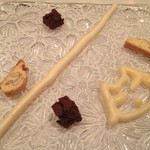 Convivio - ★7　プティフール　パッションフルーツのメレンゲ、ビスコッティ、ブラウニー