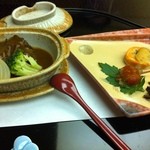 熱海後楽園ホテル - 夕食の強肴（牛肉麦酒煮）と焼物（鮭田楽焼、無花果松葉串、ぜんまいキャラ煮）