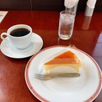 喫茶 リビエラ - ベークドチーズケーキとホットコーヒー