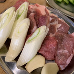 網焼きジンギスカン 羊肉酒場 悟大 - 生ラムショルダー