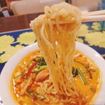 らーめんはうす成吉思汗 ナバホホワイト - 麺は中太麺でモチモチ感があります。