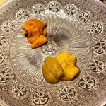 鮨 さいとう - 唐津の赤雲丹・昆布森の馬糞雲丹。濃い旨みと、上品な甘みのわかりやすい食べ比べ。今まで好きだった唐津より、最近は昆布森が好きかもしれない。