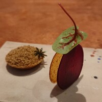 KOKE - オゼイユがぴょ～んのビーツチュイルサンドと今回はへしこパウダーがたっぷりのチーズクリームタルト。