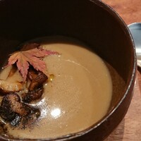 KOKE - 紅葉も食べられます！貝出汁旨味のフランが隠れたポルチーニ茸、アワビ茸、平茸の温かいスープ。これは美味しい。