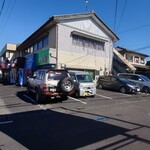 ビストロ サングリエ 久助 - 駐車場は狭い！この後ランクルの左側にもピタリと軽トラが停められて出るのが地獄だった！バカでかい車は出るときの事を考えないと大変な事になる。