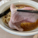 麺笑 巧真 - チャーシュー。肉としての旨味があり、噛みちぎろうとするとブルンッと反発してくる。