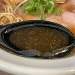 麺笑 巧真 - スープ。温度が高く、最後まで美味しくいただけた。