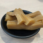 麺笑 巧真 - 追加したメンマ(100円)。ふっといわー！特に、下の段の手前の君！そう、君は1センチ角くらいある。やだ、極太♡