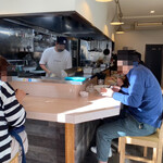 麺笑 巧真 - 店内は、カウンター席のみ。8席あった。白と木目で清潔感がある。