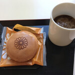 楠公レストハウス - 菊の御家紋焼印入りのどら焼とコーヒーです♪