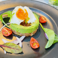 マーサーブランチ テラスハウス - サーモンのタルタルとアボカドとポーチドエッグ ディルソース