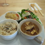 サラダデリ＆フルーツカフェ　KURK - 日替わりプレート　雑穀ご飯が選べるようになっていました