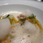 エクアトゥール - 白子とエゾアワビのコンソメスープ軽い燻製の香り