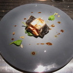 エクアトゥール - 今が旬のウナギとフォアグラのポアレ、フランボワーズエッセンスとレモン、生姜のコンフィ