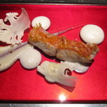 エクアトゥール - 勝浦産キンメダイの松笠焼き、クミン、コリアンダー、フェネグリーク、他3種
      類のスパイスで香り付けした
      カリフラワーピューレ