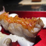 エクアトゥール - 勝浦産キンメダイの松笠焼き、クミン、コリアンダー、フェネグリーク、他3種
      類のスパイスで香り付けした
      カリフラワーピューレ