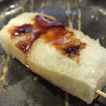 大阪串かつ　テンテコマイ - 【100円串】「もち」：香ばしさともち米の甘旨さを
      上手に引き出しながら、
      甘辛のタレがこっくりと濃厚！
      