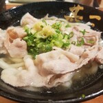 jikaseisanukiudontonikushimbashijinza - 肉うどんの肉かけうどんの冷　640円