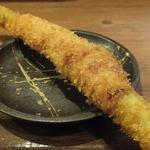 大阪串かつ　テンテコマイ - 【特串】「極太アスパラベーコン」：アスパラ＆ベーコンの相性の良さに加えて
      サクサクの衣の香ばしさが加わっています！