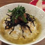 大阪串かつ　テンテコマイ - 「お茶づけ」：塩かどを抑えた本格梅干と昆布茶！半生の昆布の佃煮が旨い！