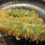 大阪串かつ　テンテコマイ - 【100円串】「しし唐」：焼き鳥の時よりも蒼い香りと辛みに
      艶めきが加わっています♪
      