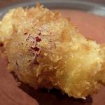 大阪串かつ　テンテコマイ - 【100円串】「チーズとまと」：アツアツのミニトマト爆弾炸裂でやけど注意！
      