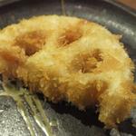 大阪串かつ　テンテコマイ - 【100円串】「蓮根」：蓮根の揚がり具合が素晴らしく、
      サクッと痛快な食感！
      甘味と旨みが強かったですね♪