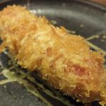 大阪串かつ　テンテコマイ - 【100円串】「赤ウインナー」：串かつにすると、炒めた時より味が凝縮して艷やか♪