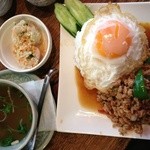 オールドタイランド - ガイ・パット・バイ・ガパオ・ラート・カオ