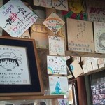 坂乃茶屋 - 右端にある「静岡英和…」というのは学生時代の「さくらももこ」さんが書いたもの。
                                手前の「ちびまる子ちゃん」は後日訪れた時に残していったそうです。