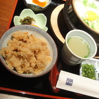 博多華味鳥 銀座4丁目店 - 鳥の出汁と醤油が合わさっていい香りのかしわご飯
