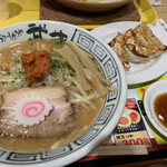 Chashu Yamusa Shiionsutairu To Yotaten - からし味噌ラーメン、餃子セット890円。