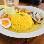 8月カフェ - ２種盛りカレーには焼き野菜やキャロットラペが添えられて