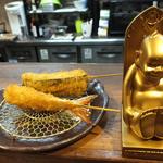 大阪串かつ　テンテコマイ - カウンターの上のビリケンさん。足を掻いてあげると、ご利益が有るかもw