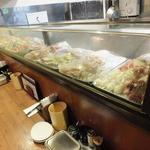 大阪串かつ　テンテコマイ - カウンターの上には、仕込み済の串がバッチリ！