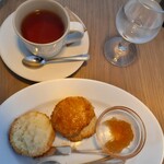 Trattoria Macchia - モーニングA　スコーンに2個と紅茶　800円税込　左のスコーンは食べかけで、下半分になってます。