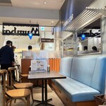 インド料理ムンバイ - 明るい店内