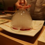 鮨 清松 - 演出が♡スモークかかった蓋を開けると・・