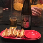 Taishoukemmaruichi - キャーーー先ずはチンカチンカの冷やっこいルービー！
                        
                        そして餃子ヽ(´o｀
                        
                        LIVE HOUSEでも飲んだけど、やっぱりまた飲む！！！
                        
                        
                        白メシ売り切れ
                        
                        
                        残念。
                        
                        
                        