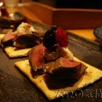 ヒヨク之トリ - レバーの燻製とクリームチーズのカナッペ(￥150/枚)