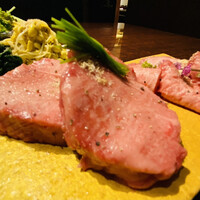 黒毛和牛焼肉 虎斑 北新地店 - 厚切りタンと薄切りタンの食べ比べ♡