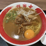 Ramen Toudai - 生卵を投入しました。（2021.10 byジプシーくん）