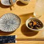 日本酒バル  醸ス - お通しの煮物と檸檬サワー