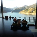茜彩庵 山水 - 朝食の風景。景色もご馳走です。