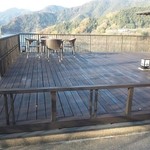 茜彩庵 山水 - 天気がいい日はウッドデッキでボンヤリするのも贅沢。