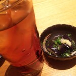ちゃんこ芝松 - 烏龍茶とお通しのなすの煮浸し なすが美味しいです。