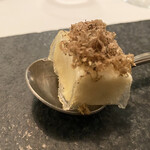 Installation Table ENSO L'asymetrie du calme - セルフィーユの根がネットリとした甘味を携え、そこに香りの良いトリュフと混ざる事で口の中で何重もの旨味と香りが押し寄せます