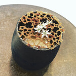 Installation Table ENSO L'asymetrie du calme - 濃厚なカニのスープにガレットの食感が美味しい、ペンタスの花もアクセントにふわっと香ります