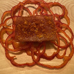 Installation Table ENSO L'asymetrie du calme - パプリカのシートと根セロリの土臭い香り、そこに生ハムの塩味、バナナの甘みと超絶バランス　地味にしたのパプリカの飴が美味しかった、、、本当は食べるためのものじゃないみたいだけど美味しかった。。。