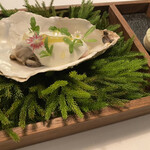 Installation Table ENSO L'asymetrie du calme - 牡蠣の食べ方の最適解の１つに認定したいほど美味しかった！マカロンに挟まれた牡蠣のソースの爆発的な美味さに心が弾け、丁寧に火を入れた牡蠣の身に心が蕩けました